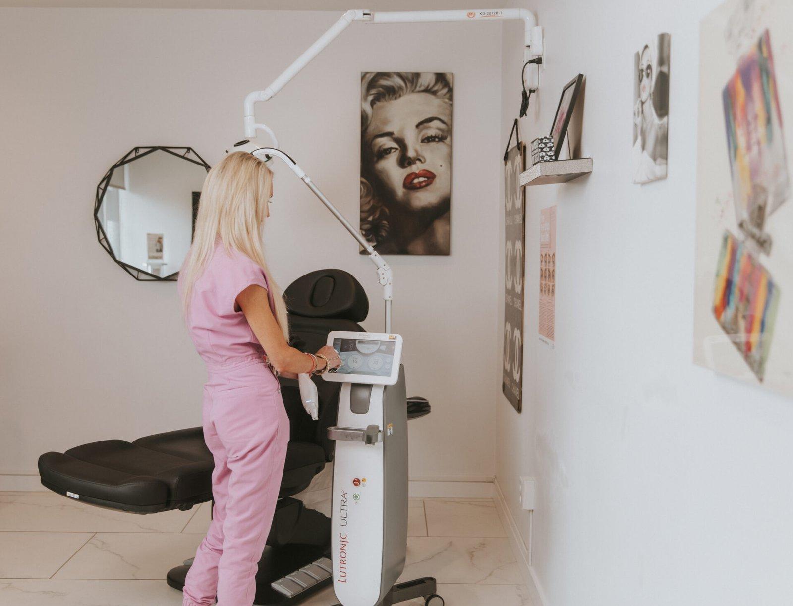 nurse setting up a laser resurfacing system in Phoenix