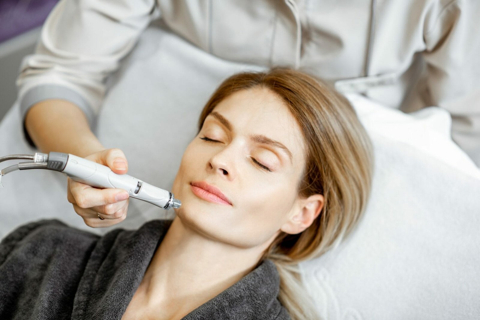 Woman making vacuum hydro peeling at the beauty salon